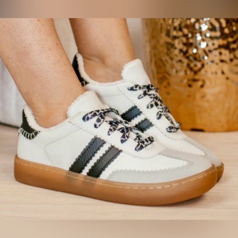 ❤️Makers Black Jessie Sporty, Sherpa Lined Gum Sole Sneakers❤️